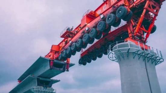 又一全球第一？中国千吨级架桥机，88个巨型轮胎