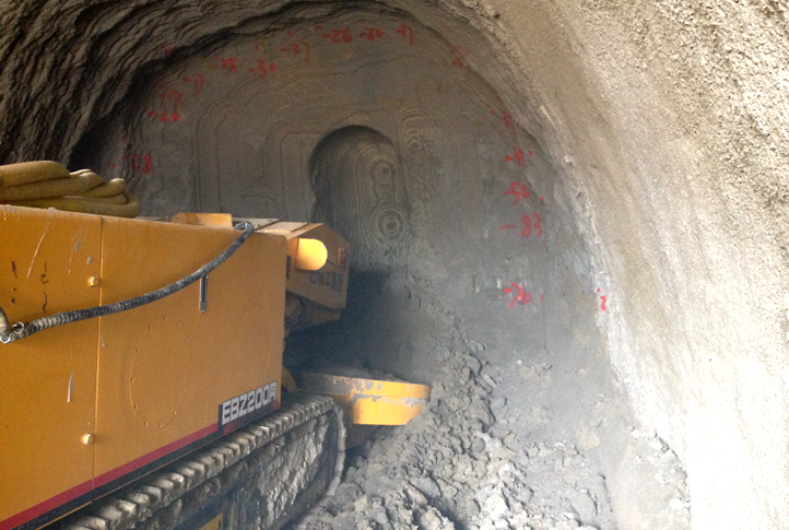 徐工掘进机EBZ200在四川某隧道施工
