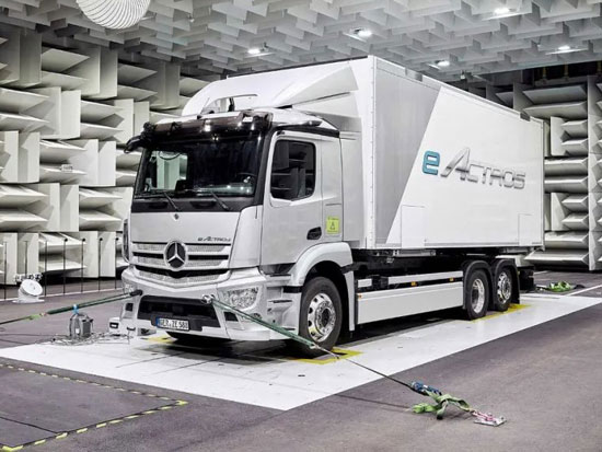 奔驰eActros正式量产，充电2小时续航300公里，电动大奔香不香？