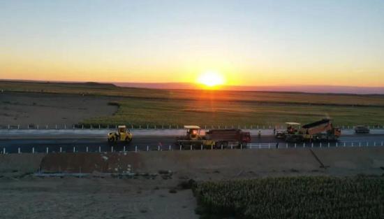 宝马格助力新疆首条沙漠高速公路建设