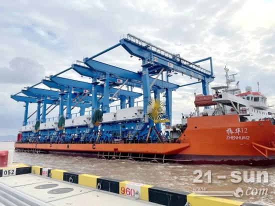 ZPMC首批4台自动化轨道式龙门吊抵达宁波舟山港