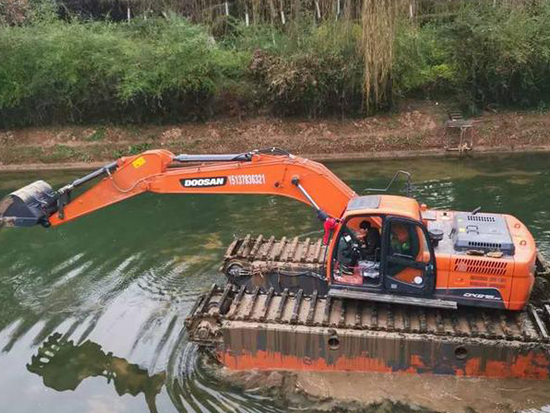 水陆两用挖掘机的租用相关知识