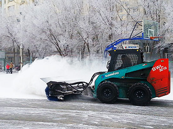滑移装载机除雪作业