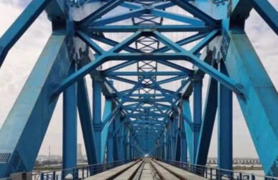“亚洲第一跨”全桥完成全线铺轨，南沙港铁路预计今年年底通车