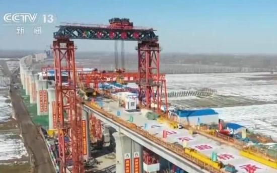 郑济高铁长清黄河特大桥开始架设，所用技术为国内高铁项目首创