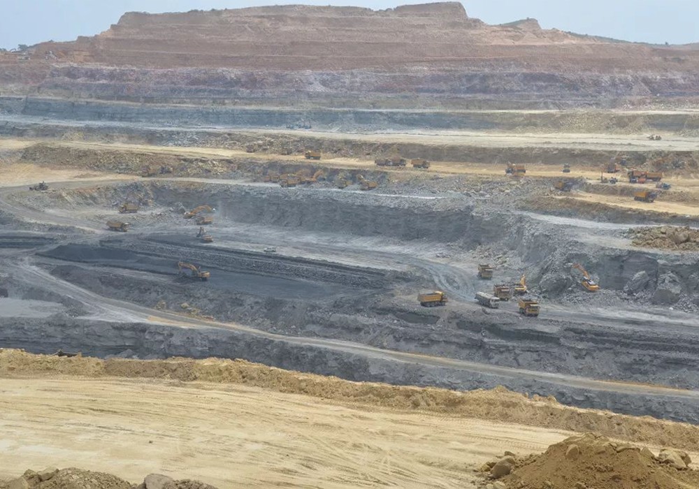 柳工矿山设备在内蒙古露天煤矿力拔山河