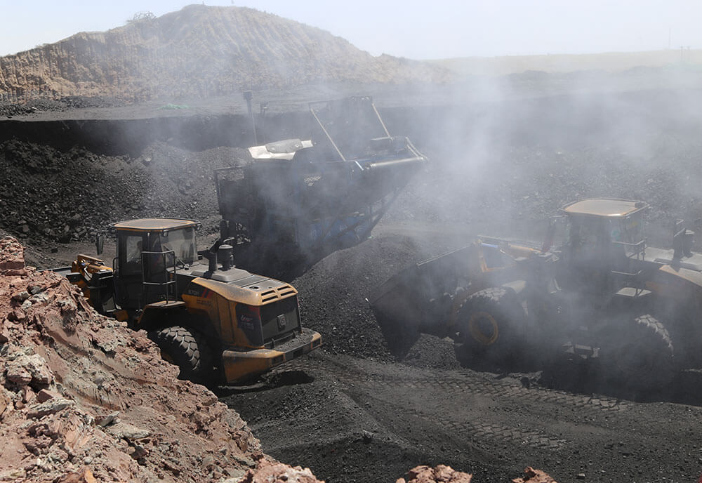 柳工装载机在鄂尔多斯某大型煤炭公司施工