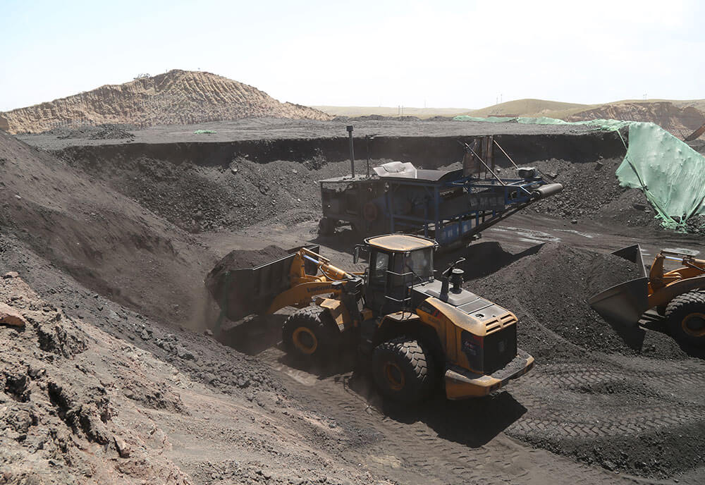 柳工装载机在鄂尔多斯某大型煤炭公司施工