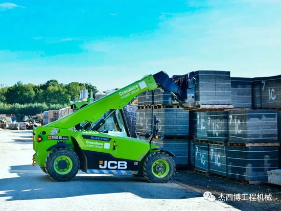 行胜于言！JCB 纯电动伸缩臂叉装车525-60E