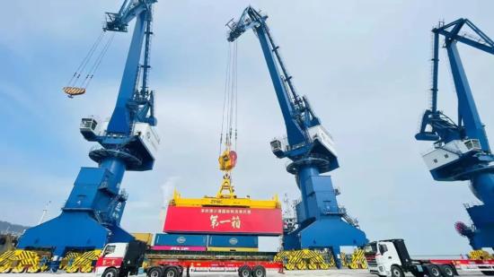 深圳港小漠国际物流港正式开港运营