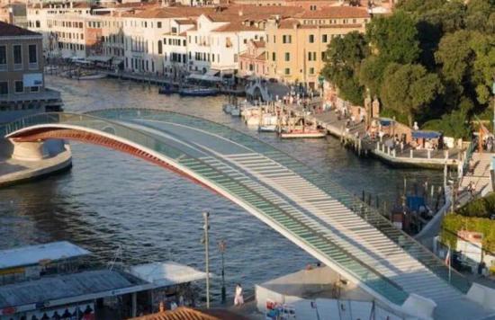 威尼斯著名“玻璃大桥”将改建，原因：太滑太危险