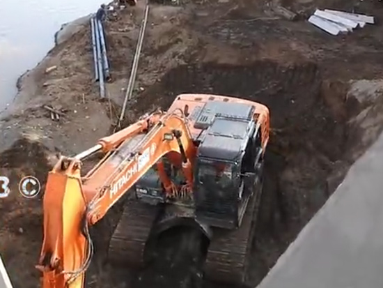 日立Zaxis 200挖掘机在河桥加固打桩工作