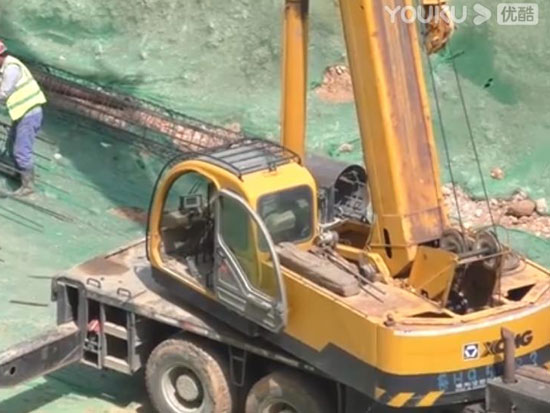 工程车起重机工地上吊钢丝作业视频