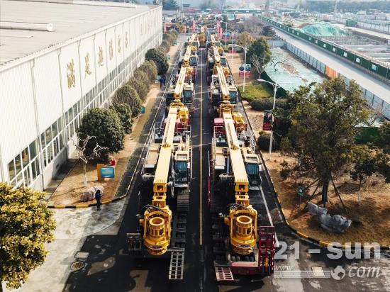 徐州→湖北，20台徐工旋挖钻机批量发车(图2)