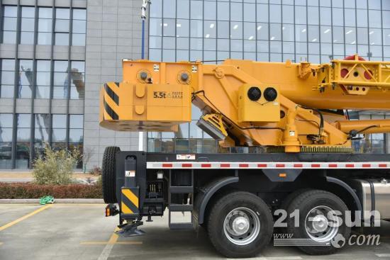 46m主臂+ 7.9m大跨距，整車結構優(yōu)化！城鎮(zhèn)吊裝小霸王徐工QY50K5C(圖5)