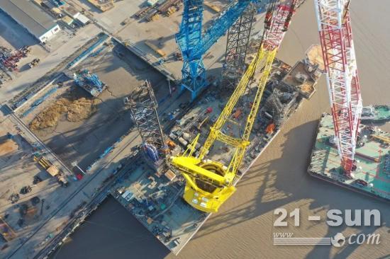 啟東中遠海運海工完成3000t主吊機吊裝工程(圖1)