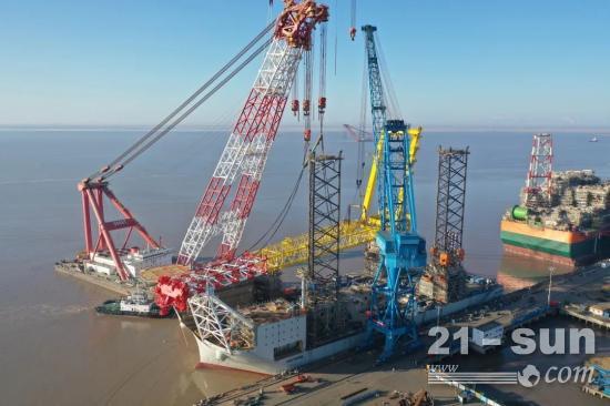 啟東中遠海運海工完成3000t主吊機吊裝工程(圖3)