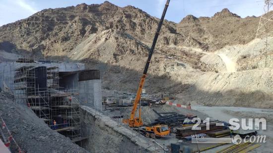 央视探班！徐工“25吨级神车”，海外地标上新！(图5)