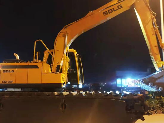 客户至上 | 河道施工之利器，临工E6135F船挖助力客户开拓新天地