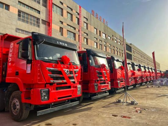 “工程之王”助力“一带一路”城市建设，100辆上汽红岩自卸车在新疆喀什交付(图3)