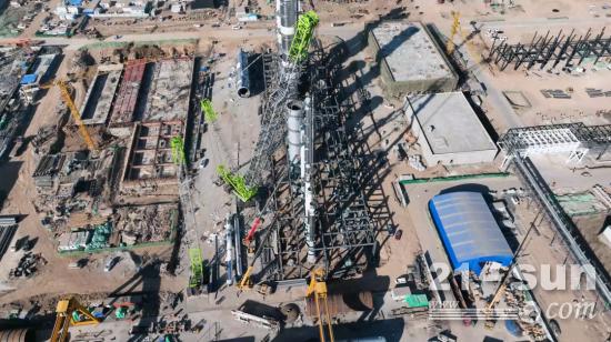 助力新能源发展，中联重科ZCC13000完成青海60000t/a电子级多晶硅项目精馏塔器吊装(图1)