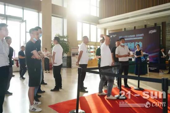 潮酷登场！豪沃MAX载货车登陆天府之国成都！(图3)