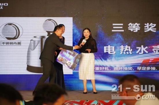 潮酷登场！豪沃MAX载货车登陆天府之国成都！(图5)
