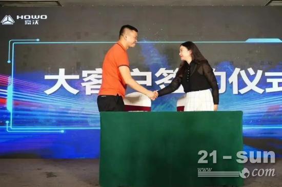 潮酷登场！豪沃MAX载货车登陆天府之国成都！(图8)