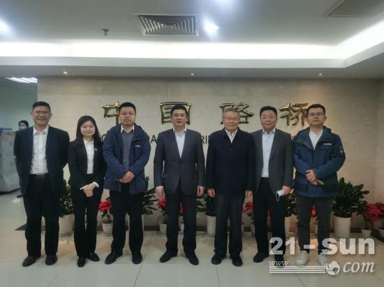 探讨合作新模式！何清华带队赴中国路桥拜访交流(图1)