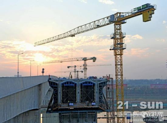 中联重科助建国家重大水利工程 引江济淮东津渡大桥“臂”显身手(图1)