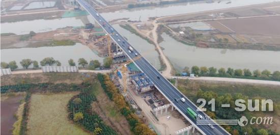 中联重科助建国家重大水利工程 引江济淮东津渡大桥“臂”显身手(图2)