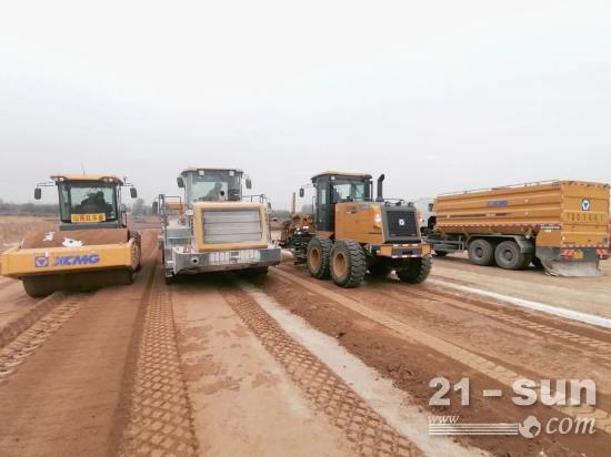 开疆拓土！徐工成套化道路机械团燃爆黎霍高速(图1)