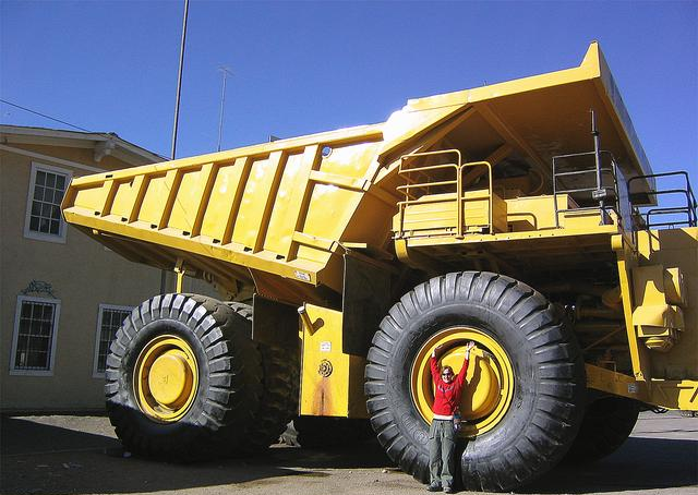 卡特797b这台世界上最大的矿用卡车到底有多大