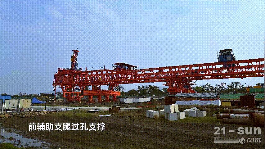 世界首台桩梁一体造桥机“共工号”成功投入使用