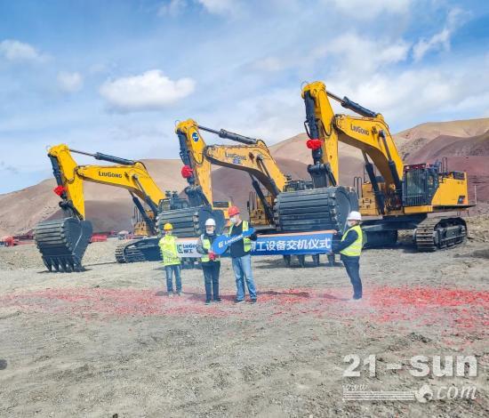 11台990F超大挖交付新疆矿山！