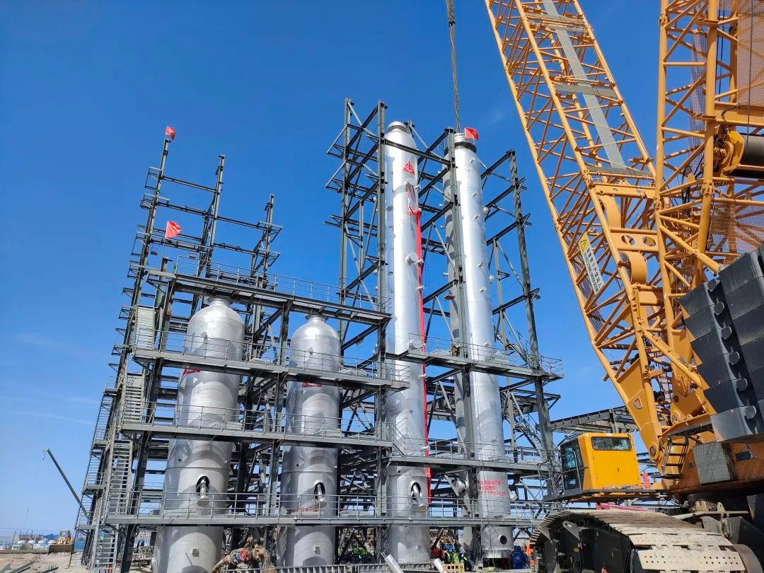 1000T履带吊主吊，新疆宣东能源加氢项目大型设备首吊成功