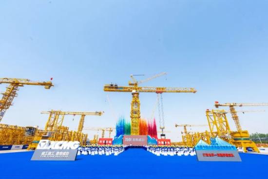 超大型塔式起重机在江苏省徐州市交付