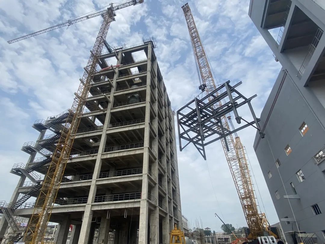 800吨履带吊助力重庆煤化工项目气化框架顶部钢结构吊装就位