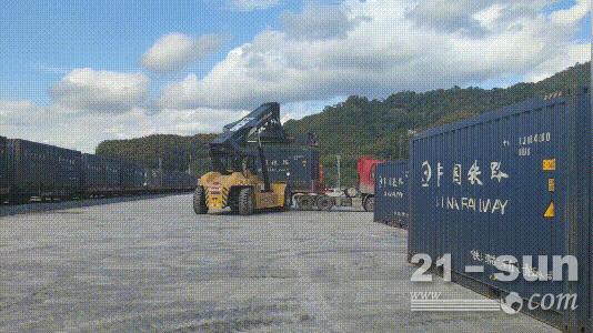 提速国际班列，徐工正面吊护航外贸经济(图1)