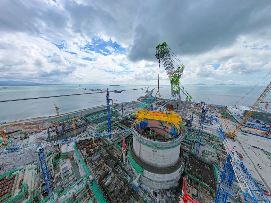3200吨<em>履带吊</em>完成漳州核电2号机组417.1吨环吊桥架吊装