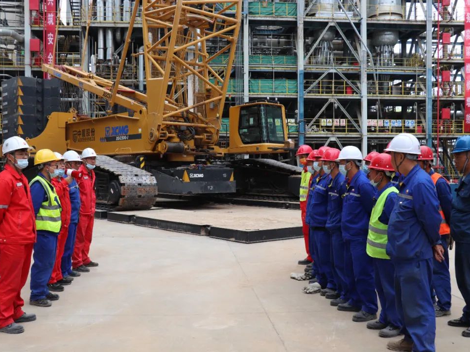两台500吨<em>履带吊</em>完成庆阳石化项目部进料换热器吊装作业