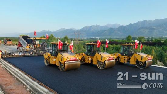 无人机群西安大秀！95后工程师示范1人控8车！(图1)