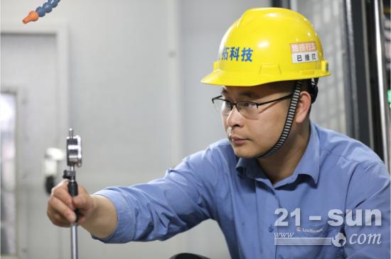 柳工坚守一线 跟“丝毫”较劲的拼命三郎(图1)