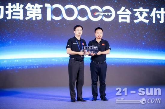 自动挡已星火燎原 欧曼自动挡重卡第10万台交付(图1)