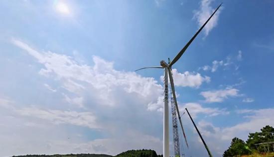 800T履带吊助力云南国际富源西风电项目首台风机吊装成功