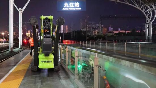 征服施工难题，中联重科蜘蛛式高空作业平台助力九江站提质建设