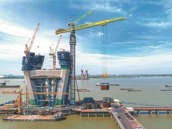 矗立长江中流击水，<em>中联重科</em>塔机助力常泰长江大桥施工进入新阶段
