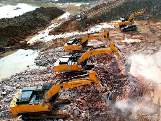 湖北武漢客戶：“柳工挖掘機最吸引我的就是特別省油！”