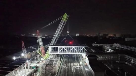 精准优雅丨中联重科650吨履带吊完成南昌南站钢桁架天桥吊装施工