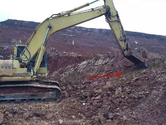 挖掘机如何安全下陡坡，技巧很重要！